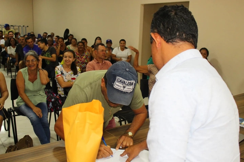 Prefeito Erivam de Biu se reúne com funcionários e anuncia o pagamento de salário e décimo terceiro, referentes ao mês de Dezembro de 2020