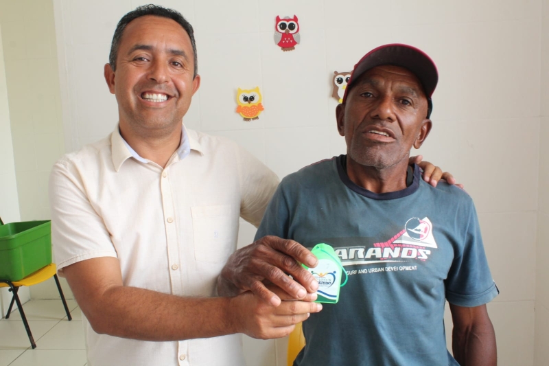 Visando a saúde e o bem-estar da população, gestão municipal inicia entregas de próteses dentárias
