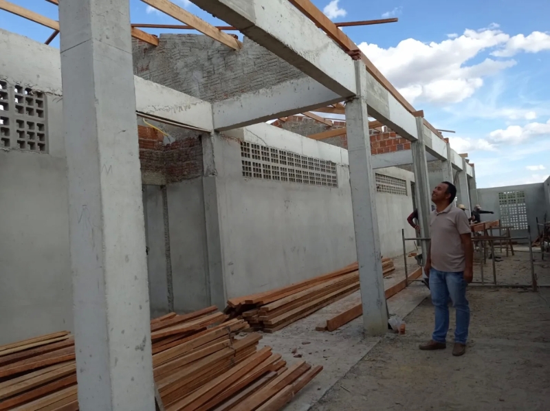 Prefeito Erivam de Biu visita andamento da obra na nova Escola do Sítio Santa Maria