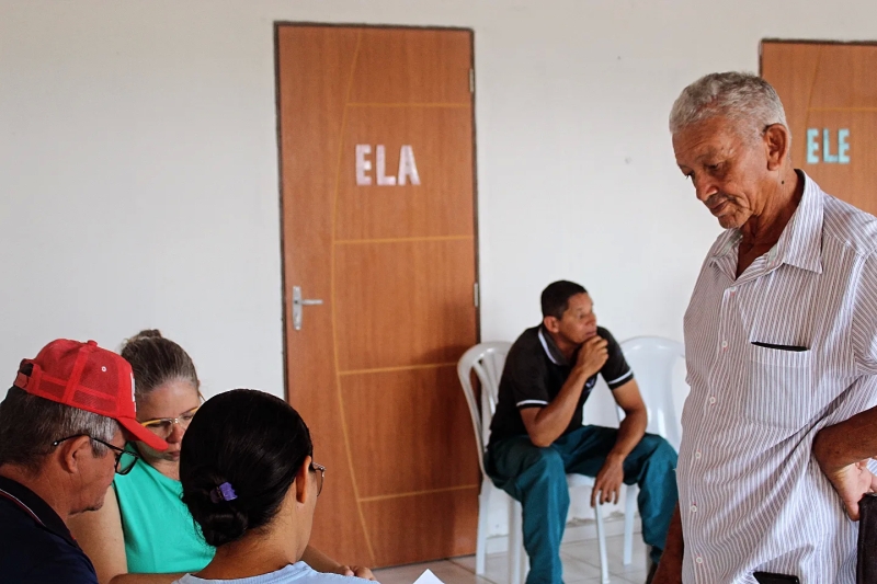 Gestão municipal segue visitando as comunidades rurais realizando a entrega dos boletos do Programa Garantia Safra