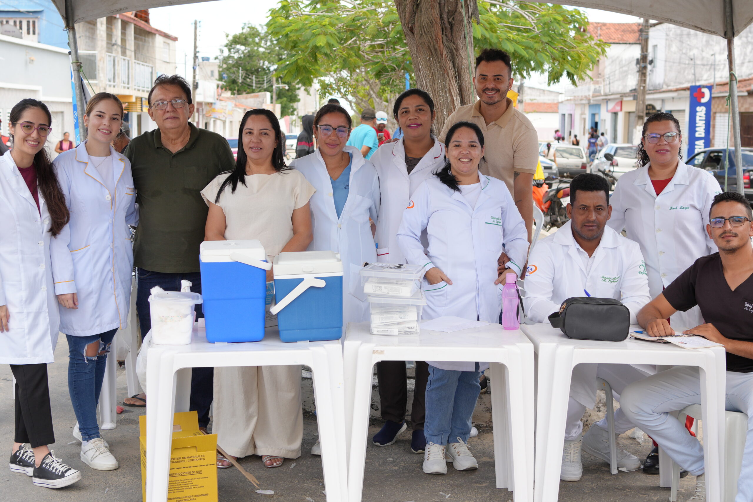 Secretaria de Saúde realiza campanha de vacinação na feira livre municipal