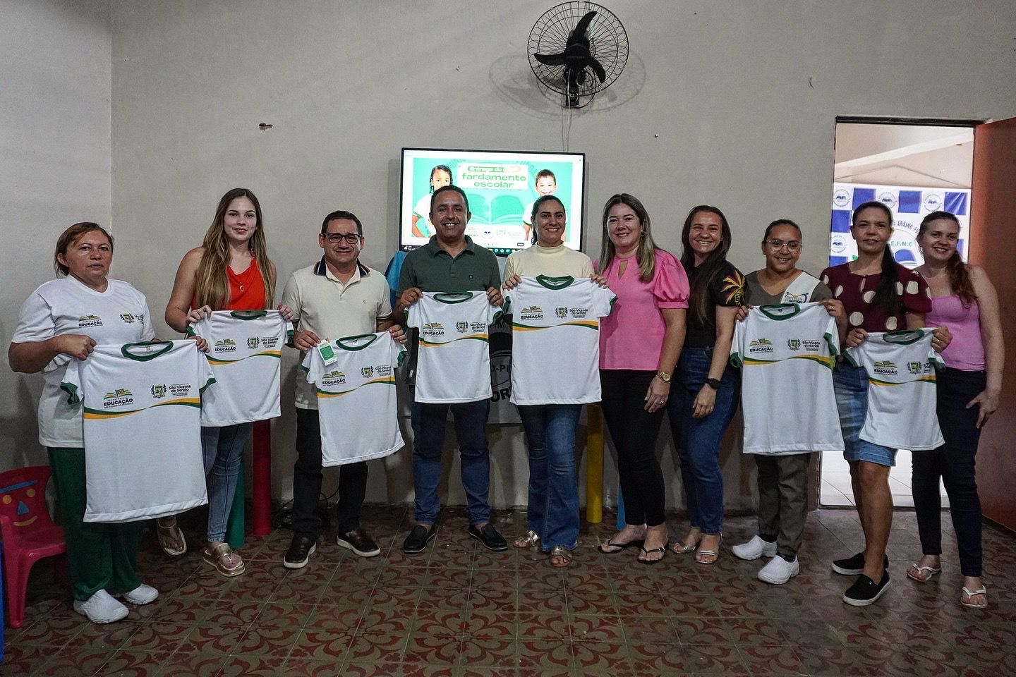 Por meio da Secretaria de Educação, gestão municipal inicia mais uma entrega de fardamento escolar