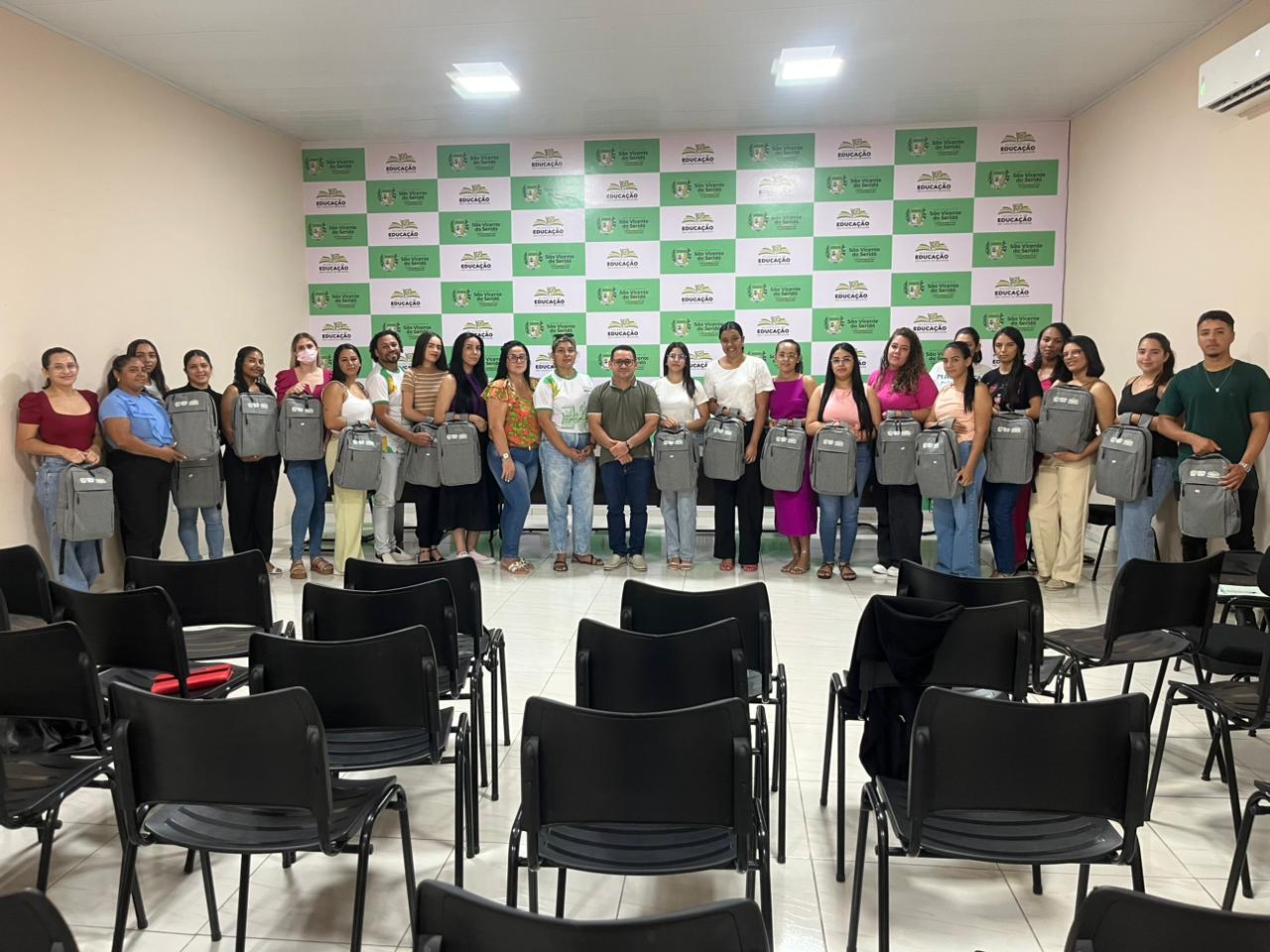 Gestão municipal promove encontro de acolhimento para profissionais do apoio escolar